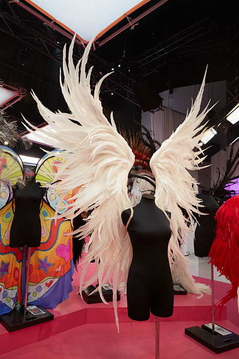 fashion-show-backstage-2013-angels-wings-victorias-secret-hi-res